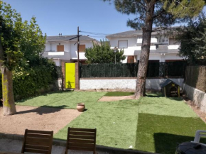 Гостиница Chalet adosado con jardín  Себрерос